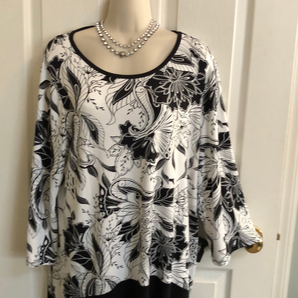 Black and white flowing top Worn once!!